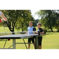 DONIC Outdoor Tischtennisplatte Roller 1000 24 DONIC Outdoor Tischtennisplatte Roller 1000 -Tränings utrustning affär donic table outdoor roller 1000 grey with players 1600